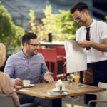 Descubre cómo presentar y explicar el menú de tu restaurante como todo un experto.